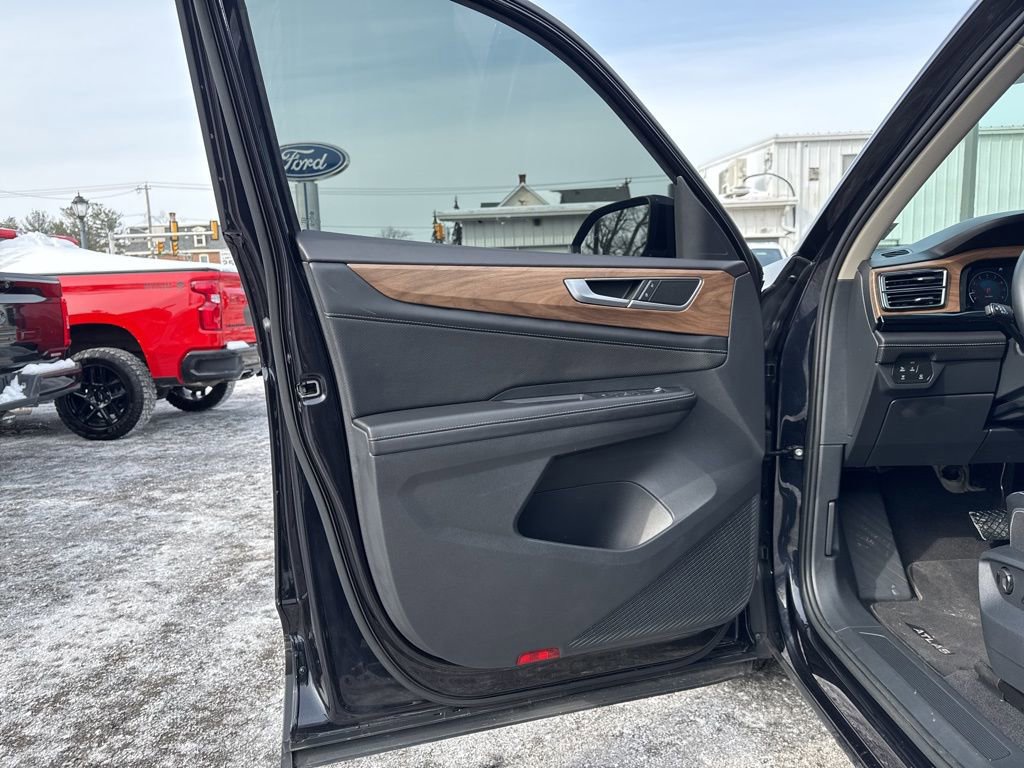 Used 2024 Volkswagen Atlas SE image 13