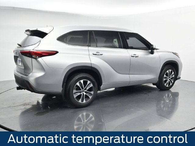 Used 2022 Toyota Highlander XLE AWD/4WD image 11