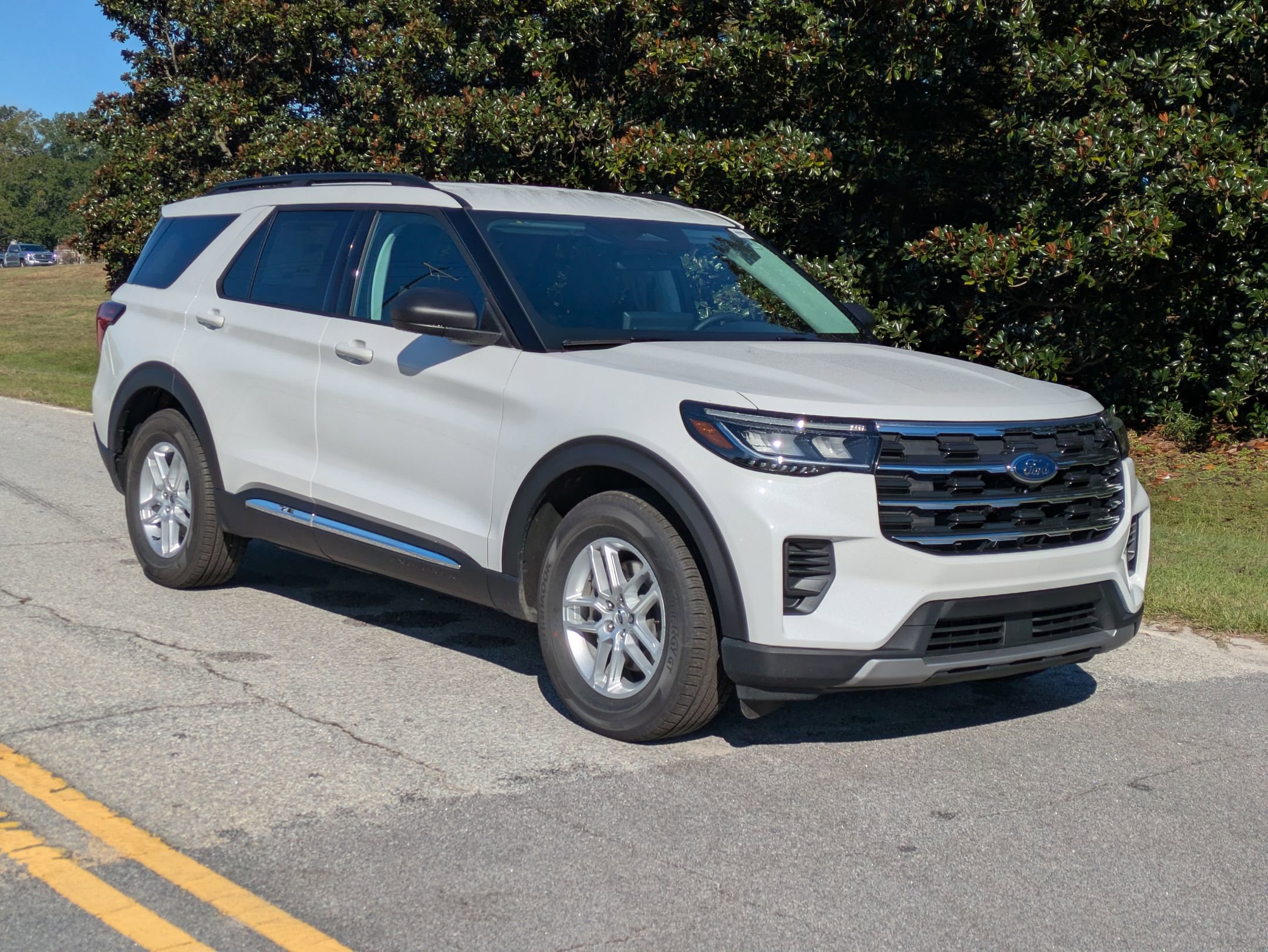 Certified 2025 Ford Explorer Active RWD image 2