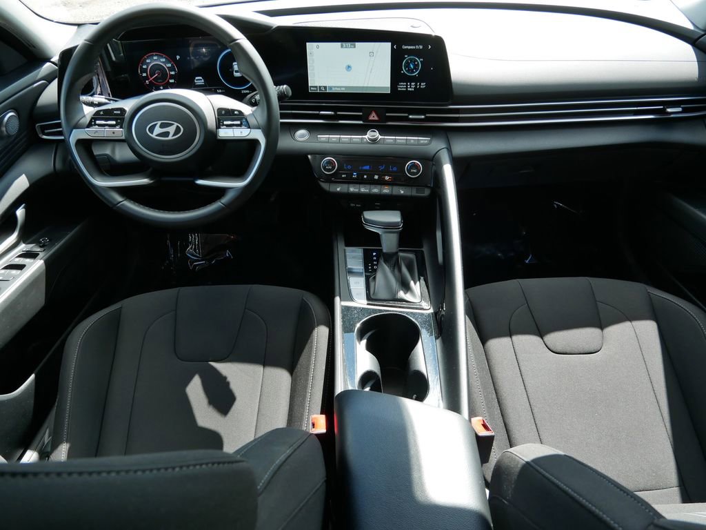 Used 2025 Hyundai Elantra SEL FWD image 13
