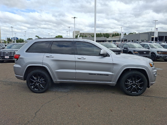Used 2020 Jeep Grand Cherokee Altitude AWD/4WD image 7