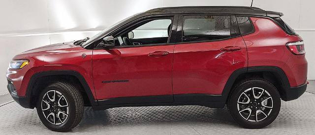 Used 2025 Jeep Compass Trailhawk AWD/4WD image 5