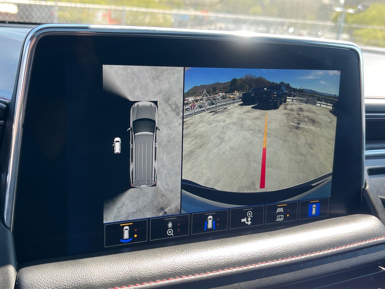 Used 2022 Chevrolet Suburban RST w/ Luxury Package image 11