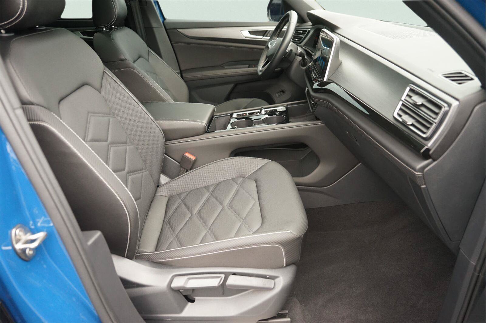 Used 2025 Volkswagen Atlas Cross Sport SE FWD image 19