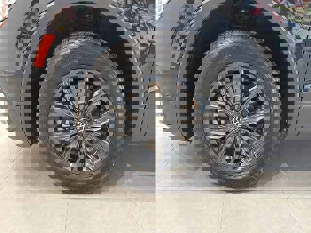 Used 2024 Volkswagen Tiguan SE image 11