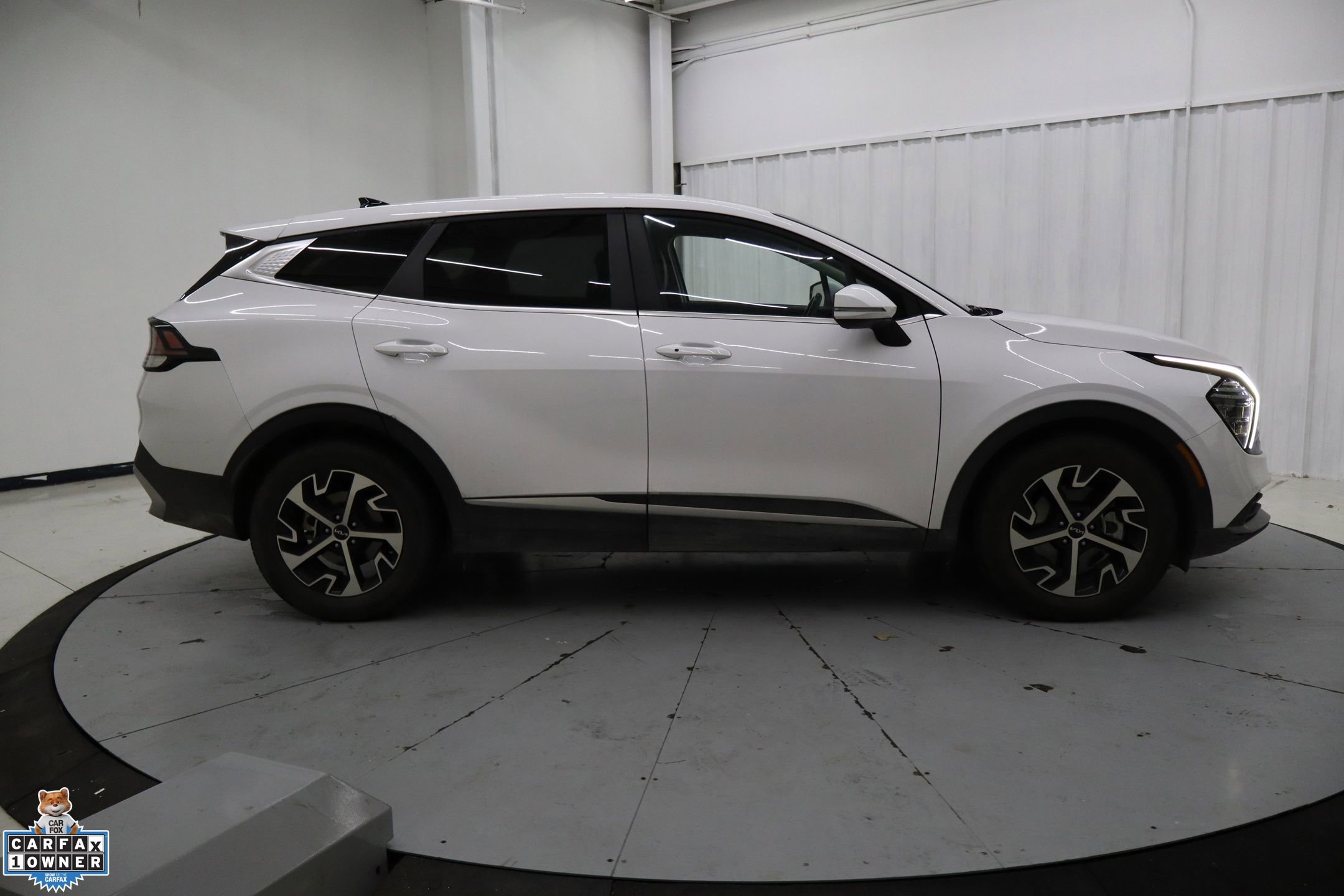 Used 2025 Kia Sportage EX image 2