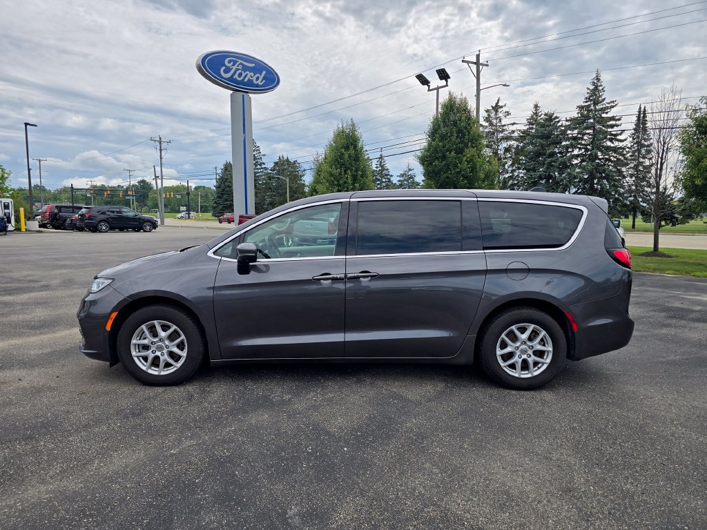 Used 2023 Chrysler Pacifica Touring-L FWD image 2