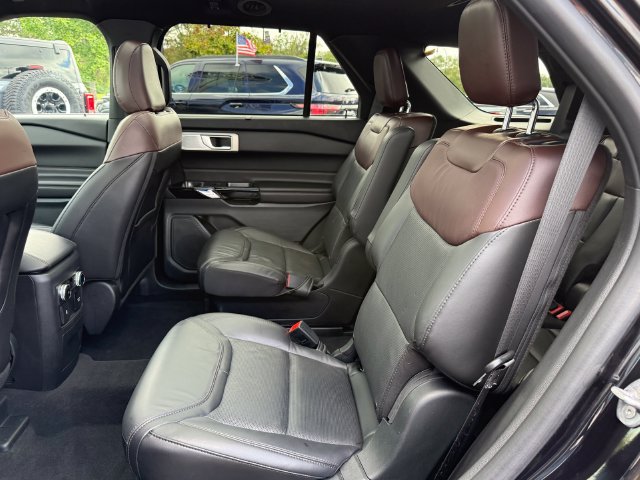 Certified 2023 Ford Explorer Platinum w/ Technology Package AWD/4WD image 9