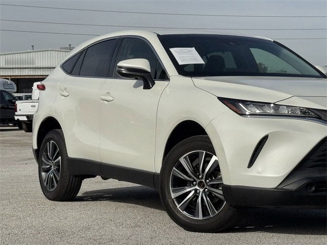 Used 2022 Toyota Venza LE image 3