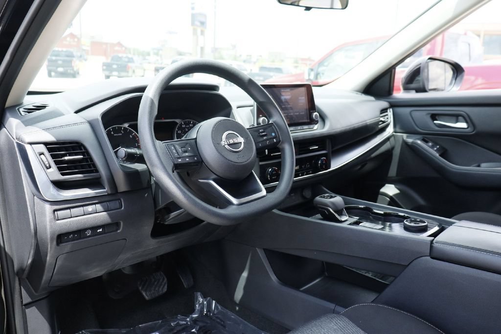 Used 2024 Nissan Rogue SV AWD/4WD image 3