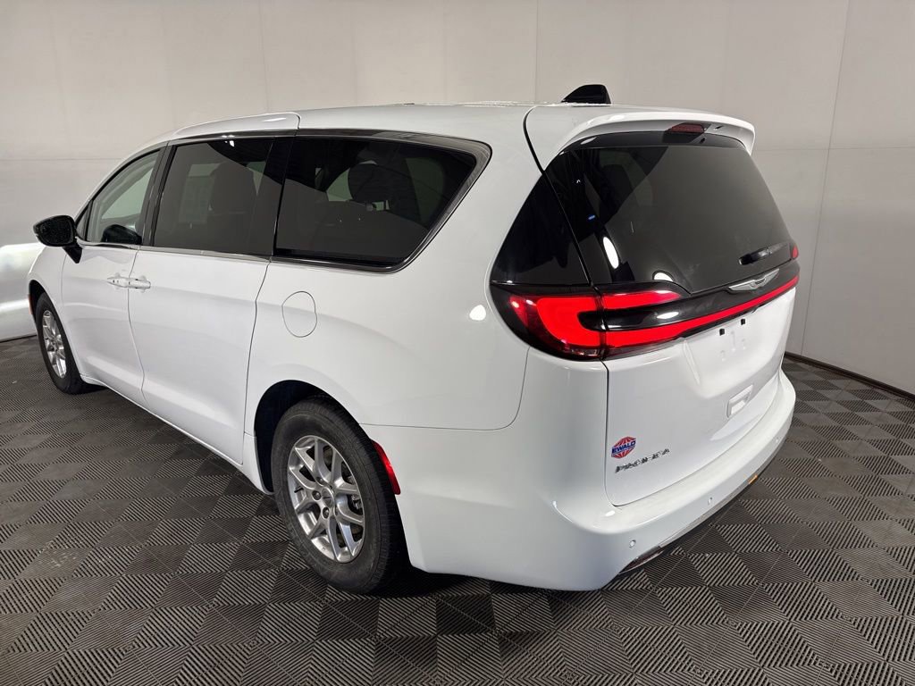 Used 2024 Chrysler Pacifica Touring-L image 3