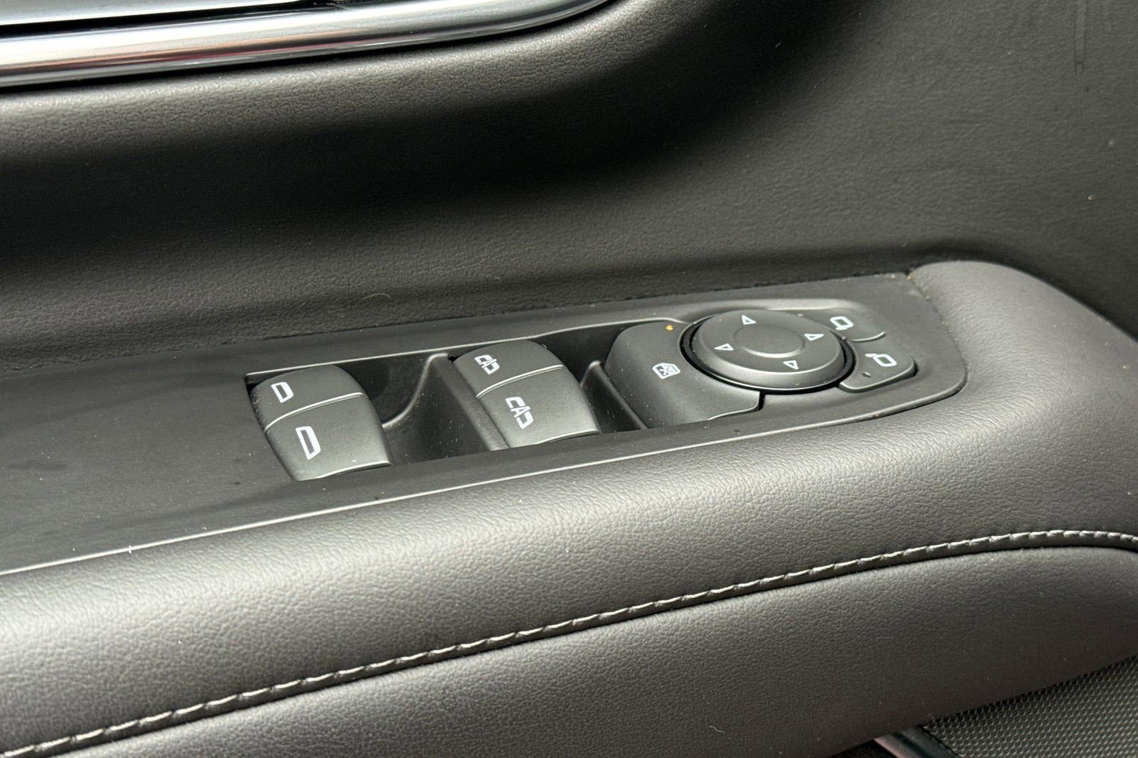 Used 2024 GMC Yukon XL SLE image 12