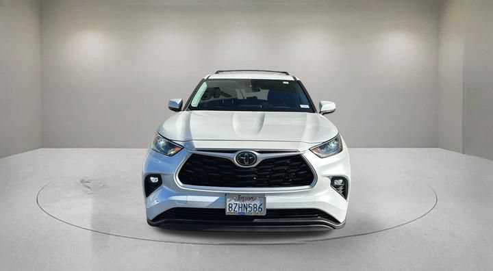 Used 2022 Toyota Highlander LE FWD image 2