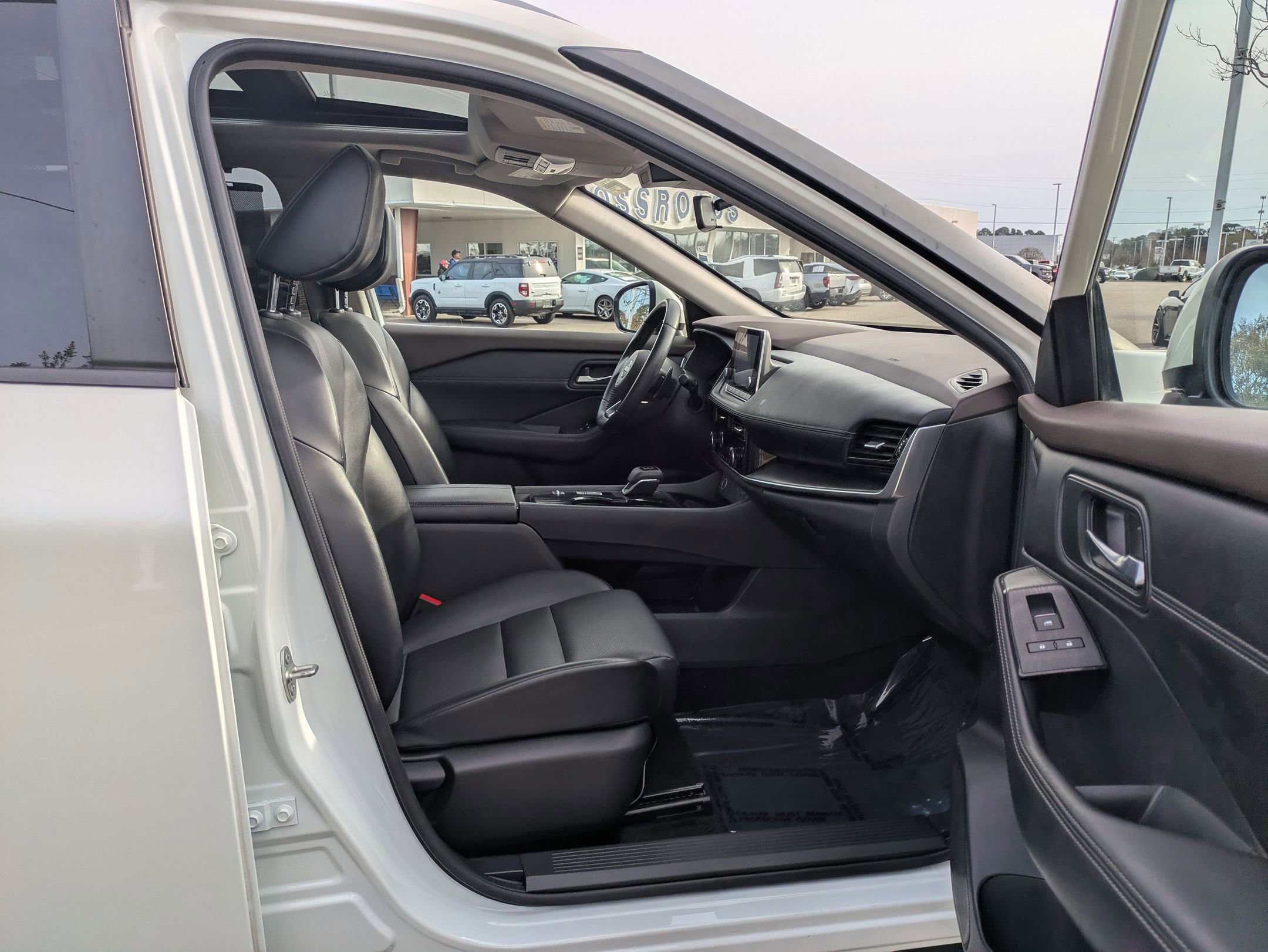 Used 2022 Nissan Rogue SV w/ SV Premium Package image 32