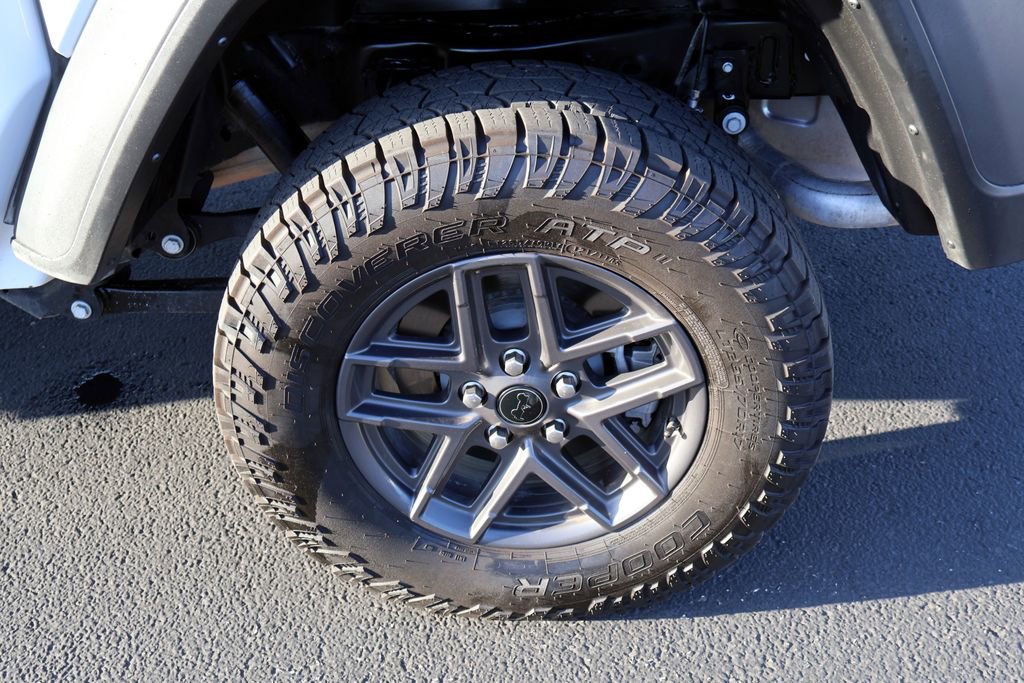 Used 2025 Jeep Gladiator Sport AWD/4WD image 18