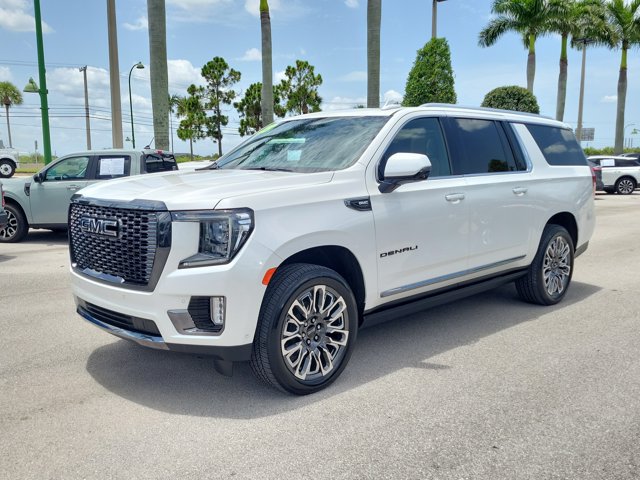 Used 2023 GMC Yukon XL Denali Ultimate AWD/4WD image 3