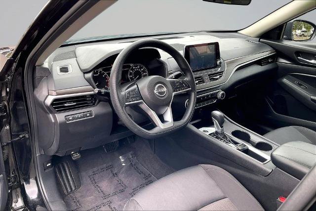 Used 2025 Nissan Altima 2.5 SV FWD image 14