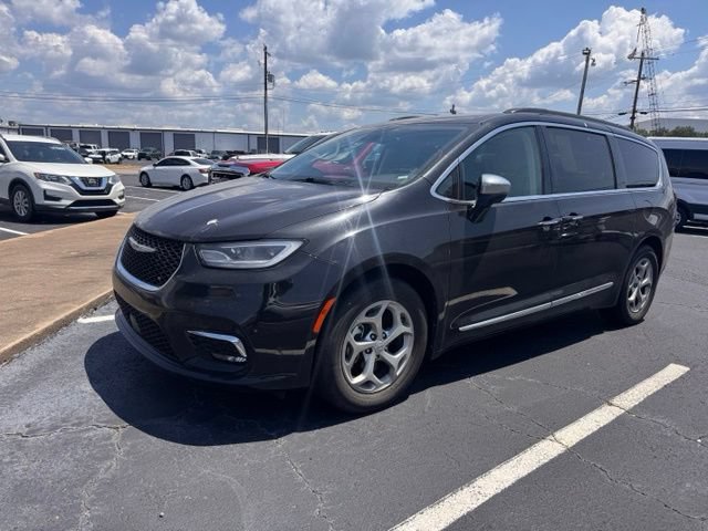 Used 2023 Chrysler Pacifica Limited FWD image 2