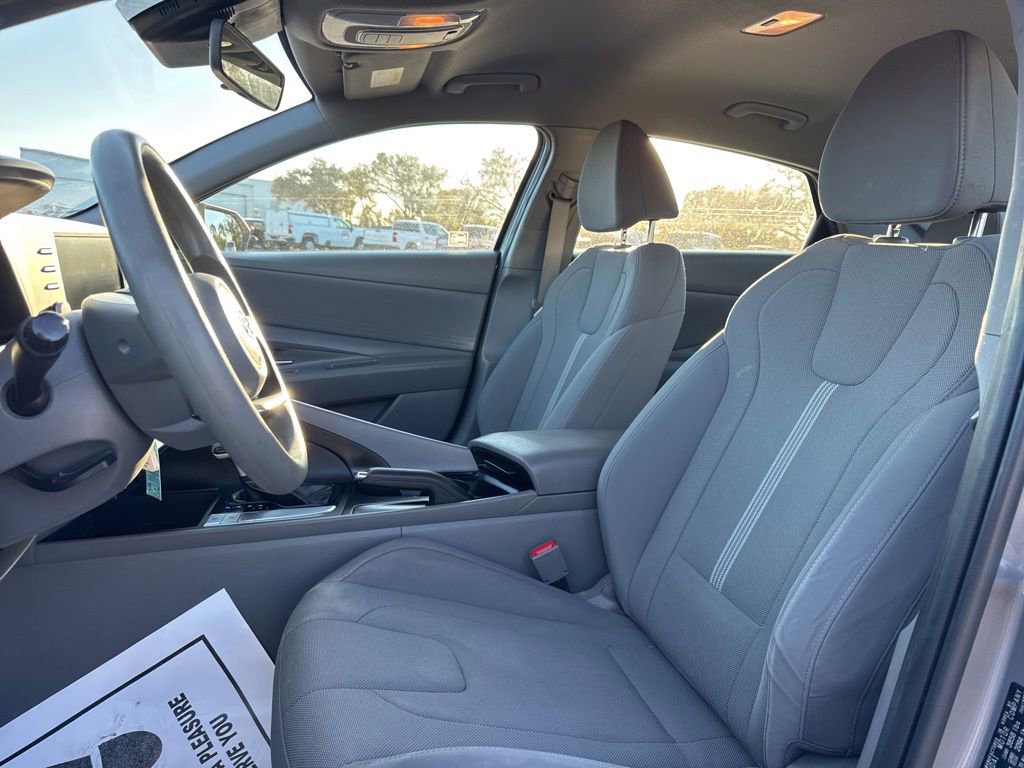 Used 2021 Hyundai Elantra SE image 15