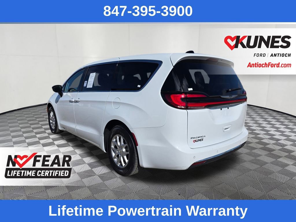 Used 2024 Chrysler Pacifica Touring-L image 3