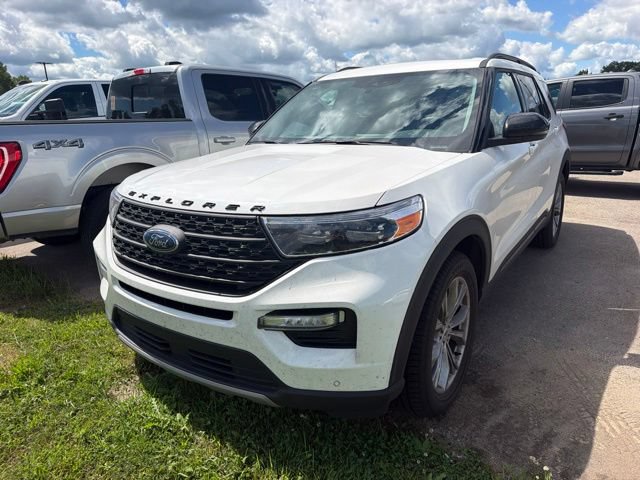 Certified 2023 Ford Explorer XLT w/ Equipment Group 202A AWD/4WD image 3
