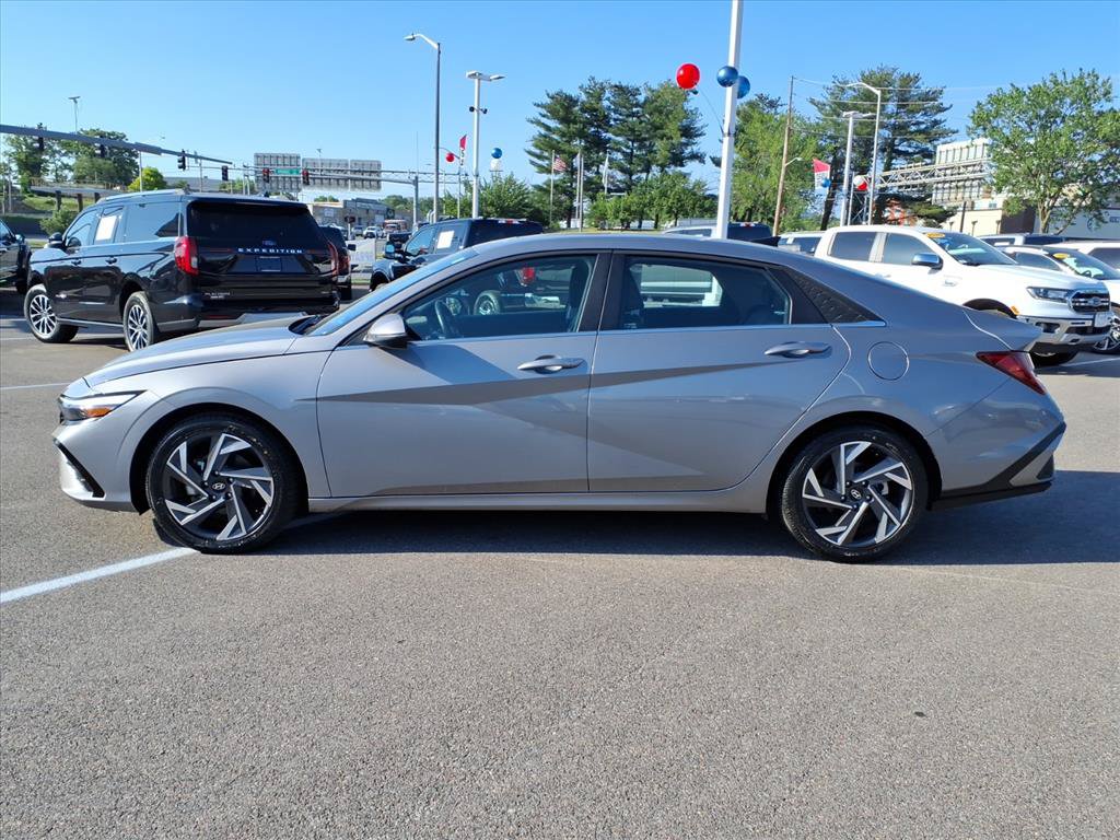 Used 2025 Hyundai Elantra Limited FWD image 2