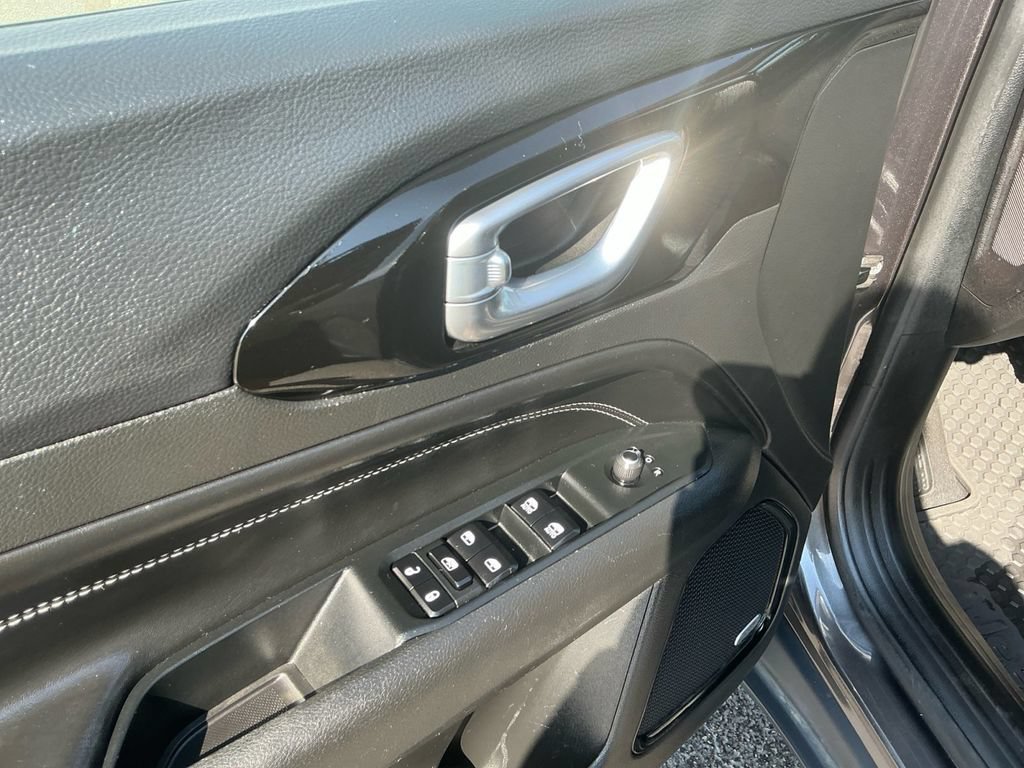 Used 2023 Jeep Compass Latitude w/ Sun and Sound Group AWD/4WD image 16