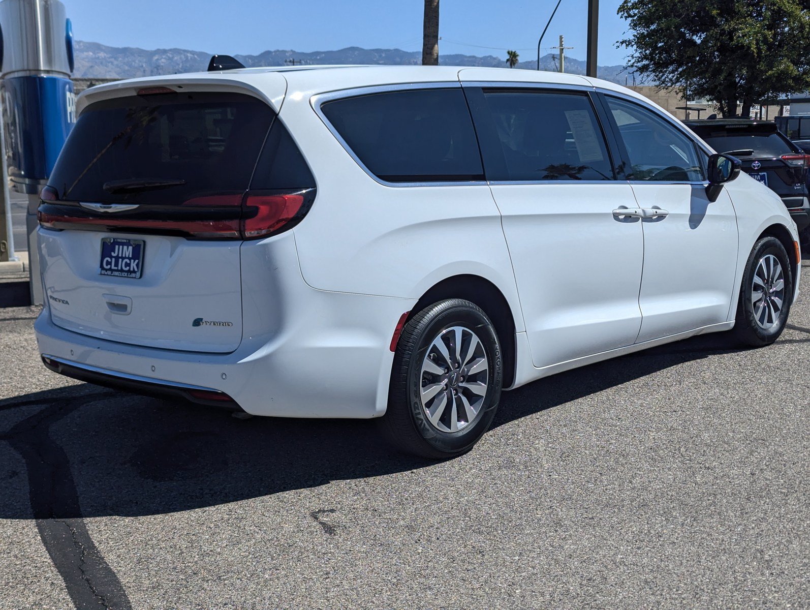 Used 2024 Chrysler Pacifica Limited FWD image 2