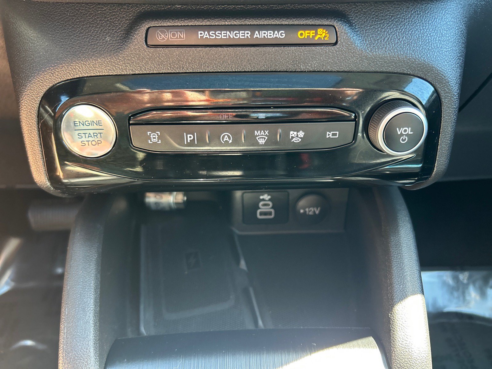 Certified 2024 Ford Escape Platinum w/ Class II Trailer Tow Package AWD/4WD image 32