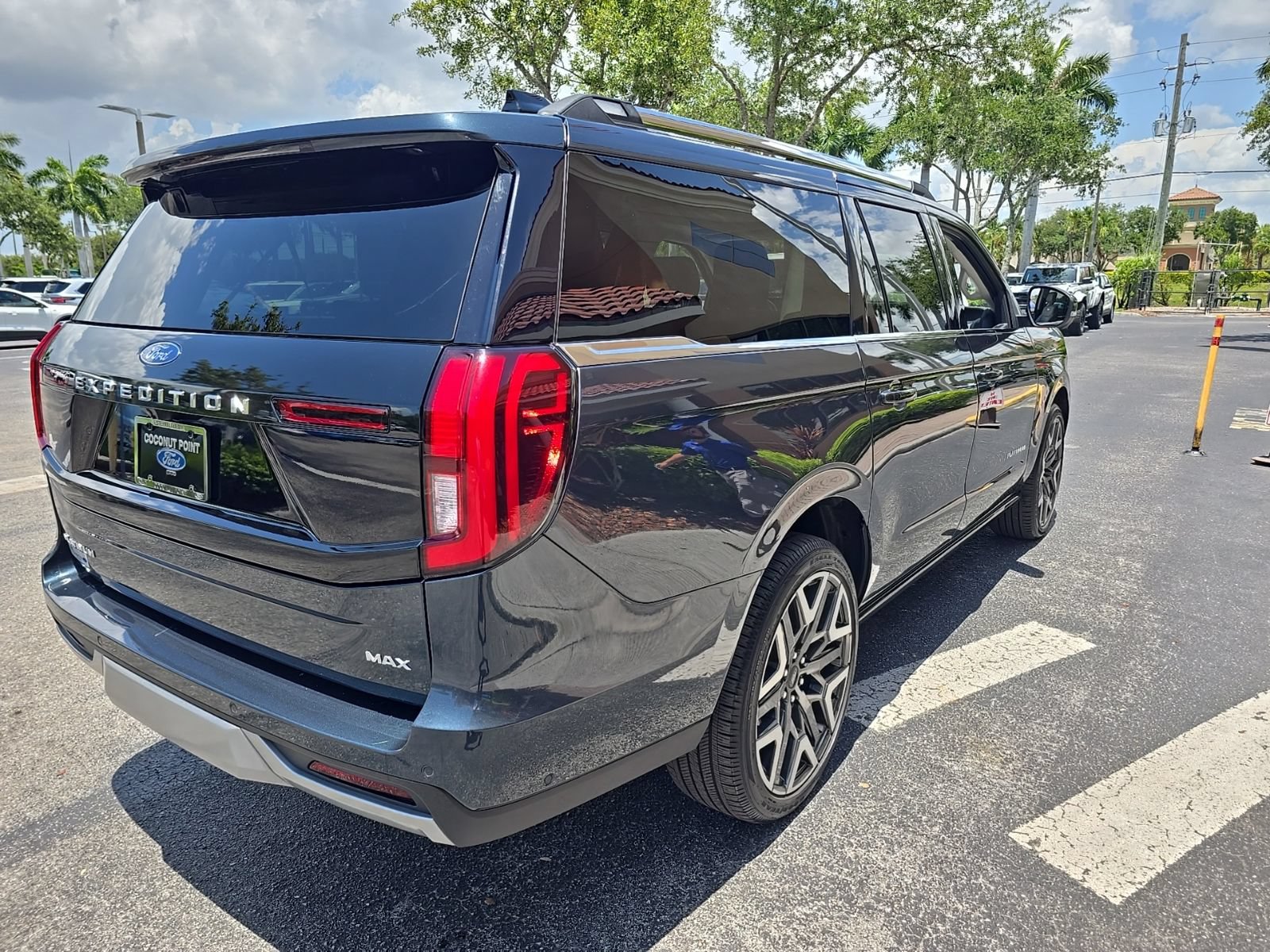 Certified 2025 Ford Expedition Max Platinum w/ Platinum Ultimate Package AWD/4WD image 4