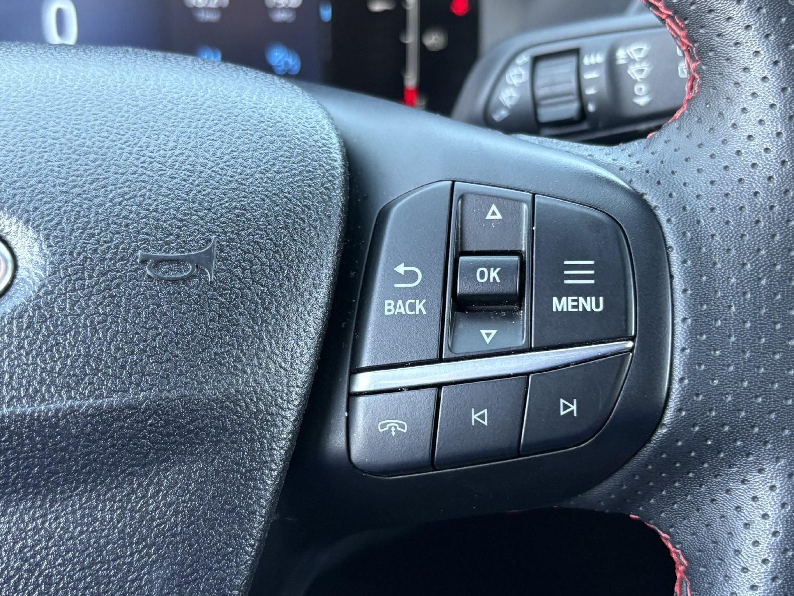 Certified 2025 Ford Escape ST-Line Select AWD/4WD image 39