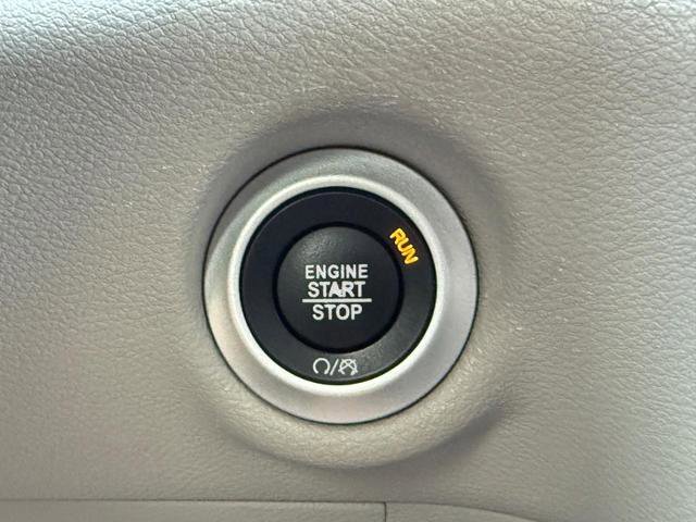 Used 2022 Chrysler Voyager LX image 16