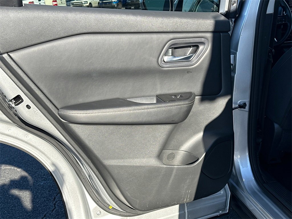 Used 2024 Nissan Rogue SV image 21