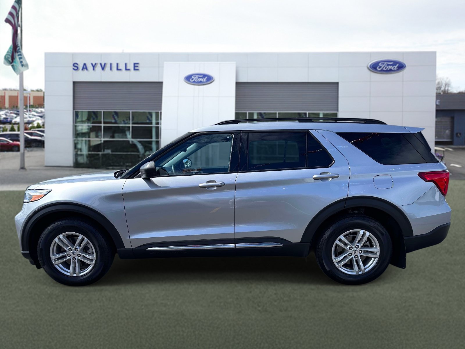 Certified 2022 Ford Explorer XLT w/ Equipment Group 202A AWD/4WD image 2