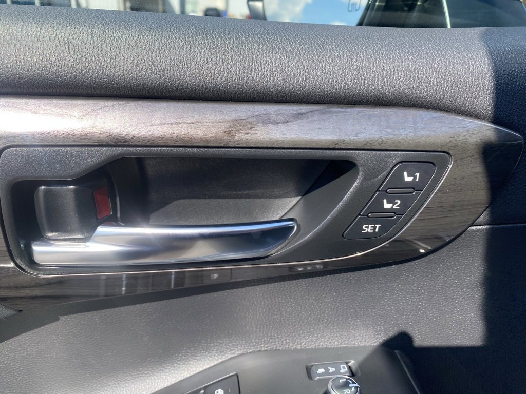 Used 2024 Toyota Highlander Platinum image 14