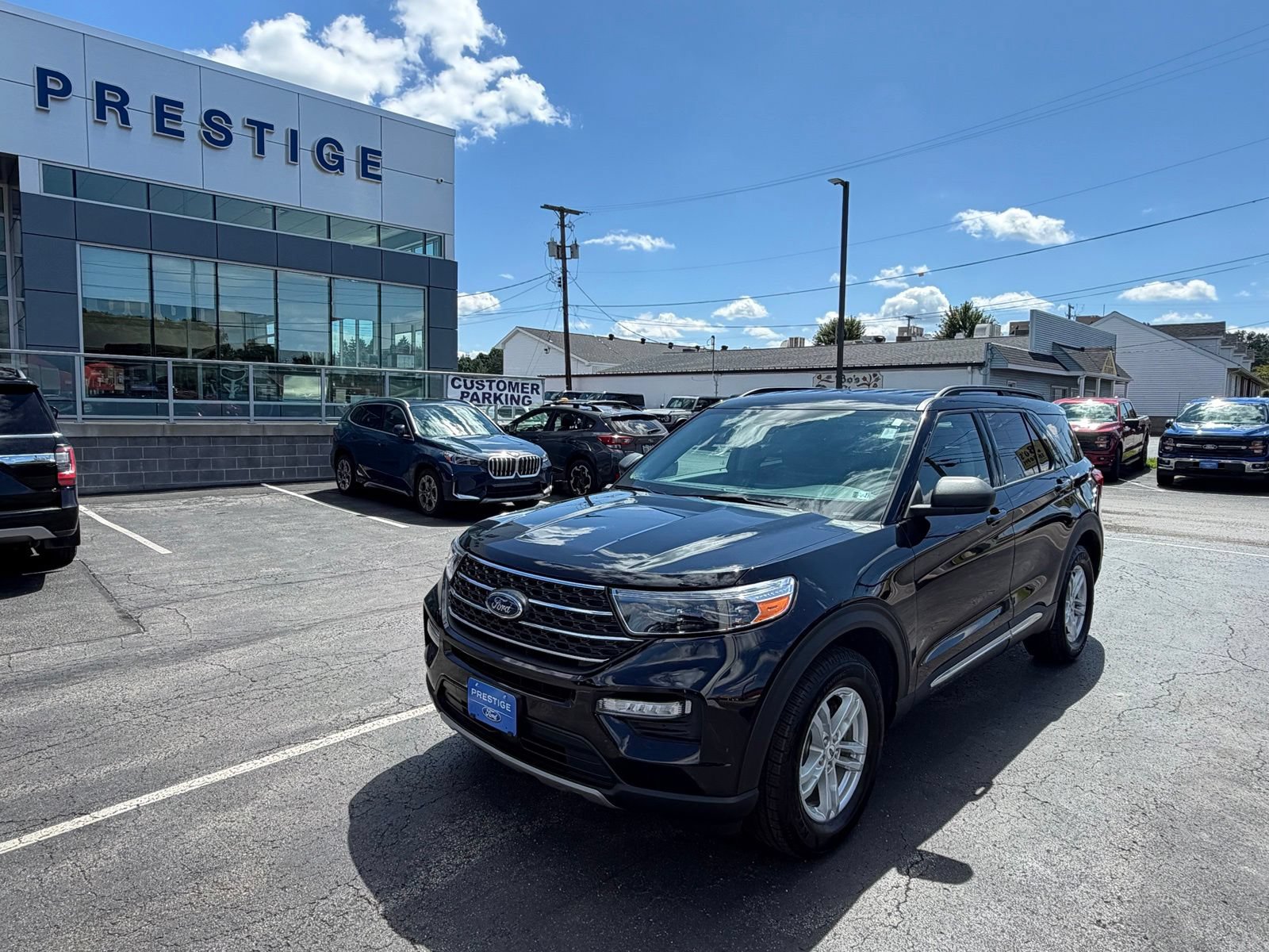 Certified 2022 Ford Explorer XLT w/ Equipment Group 202A AWD/4WD image 1