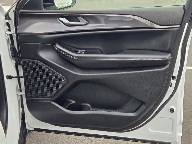 Used 2023 Jeep Grand Cherokee Altitude image 6