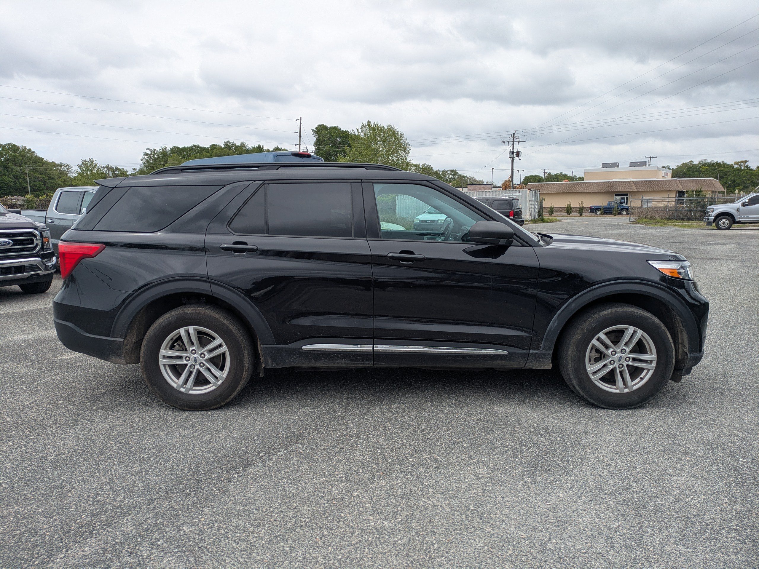 Certified 2023 Ford Explorer XLT AWD/4WD image 3