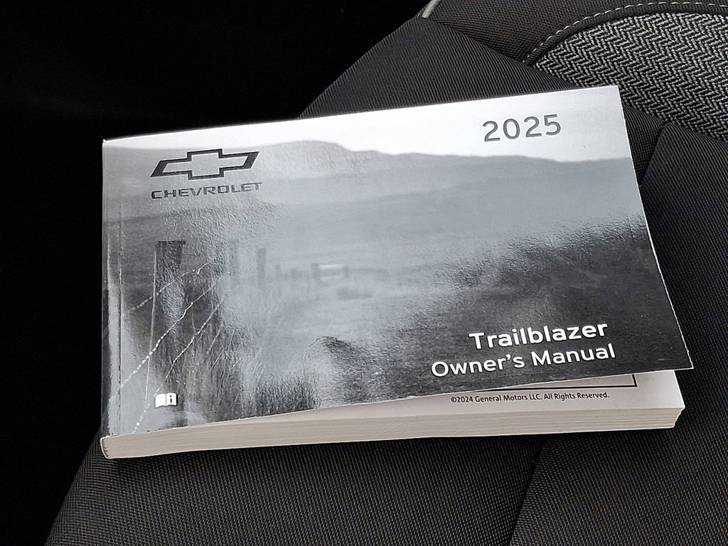 Used 2025 Chevrolet TrailBlazer LT AWD/4WD image 28