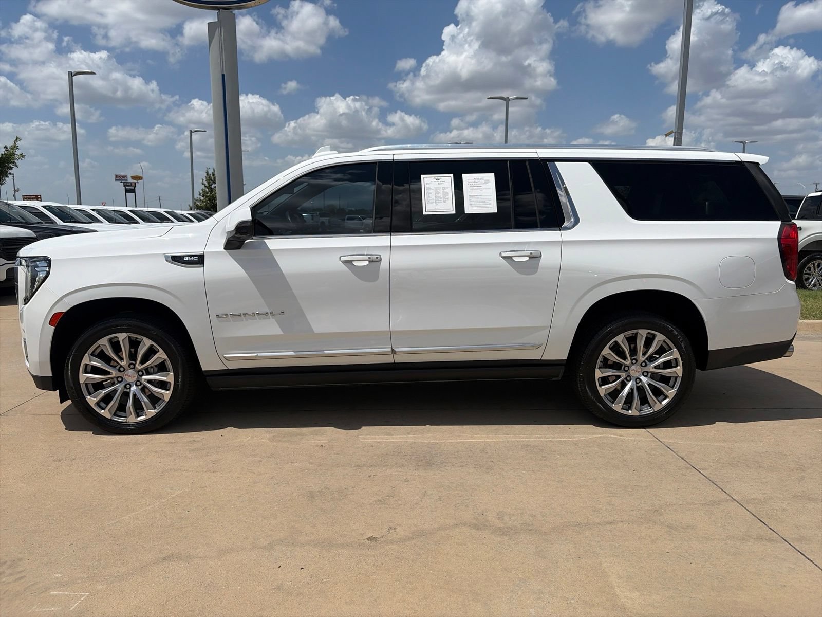 Used 2023 GMC Yukon XL Denali RWD image 2