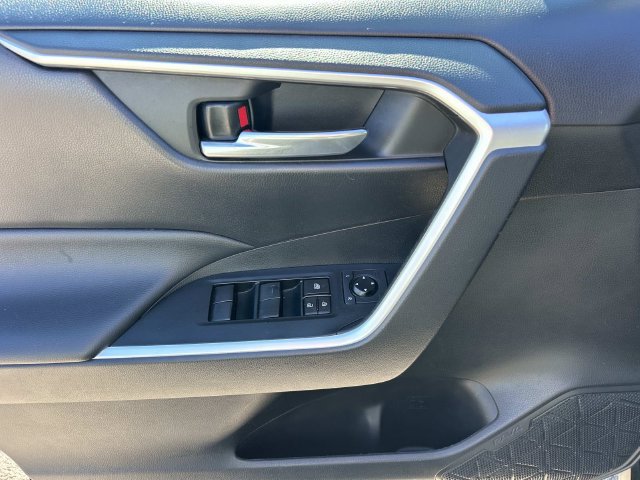 Used 2021 Toyota RAV4 XLE w/ Convenience Package FWD image 30