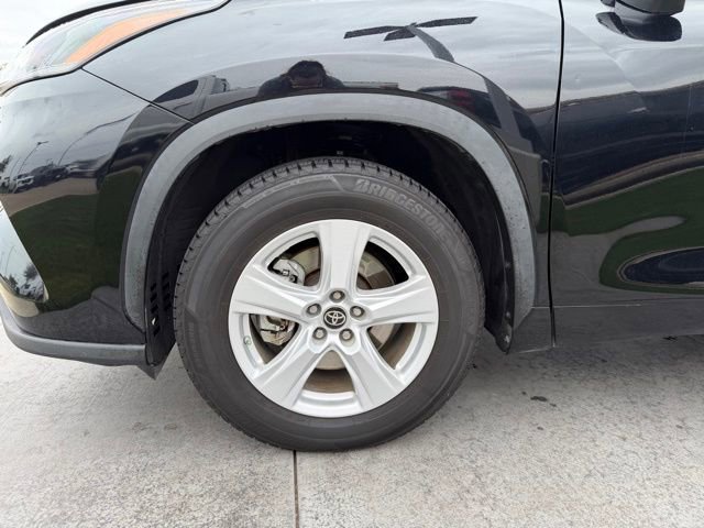 Used 2023 Toyota Highlander LE FWD image 6