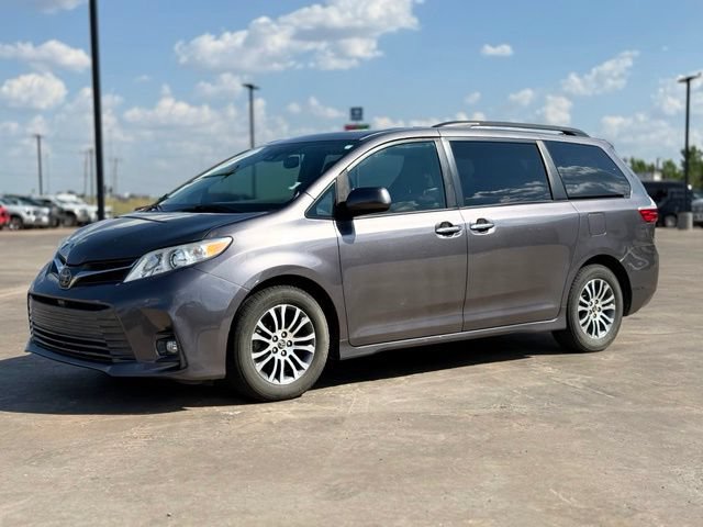 Used 2019 Toyota Sienna XLE w/ XLE Navigation Package FWD image 3