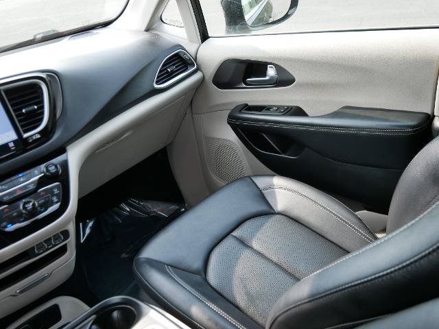 Used 2024 Chrysler Pacifica Touring-L FWD image 18