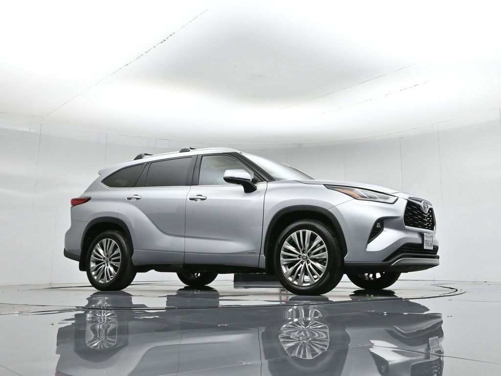 Used 2022 Toyota Highlander Platinum image 3