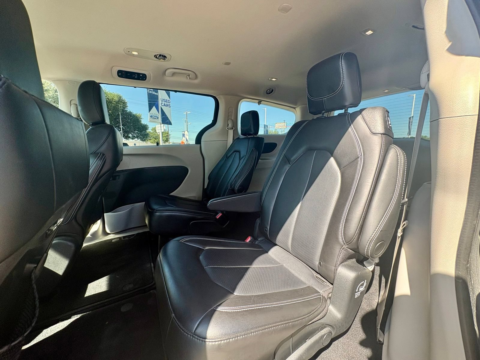 Used 2023 Chrysler Pacifica Touring-L FWD image 15