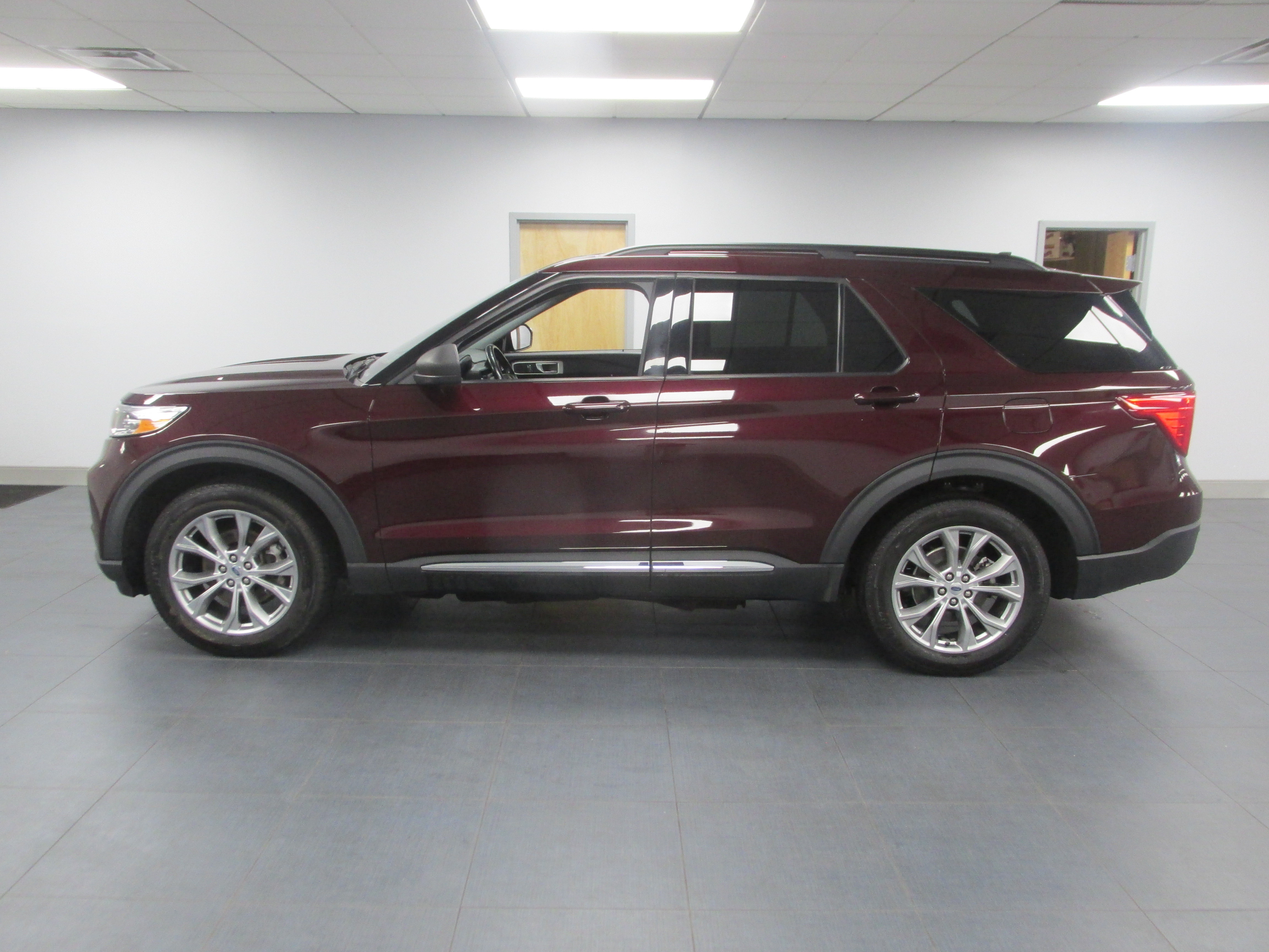 Certified 2022 Ford Explorer XLT w/ Equipment Group 202A AWD/4WD image 8