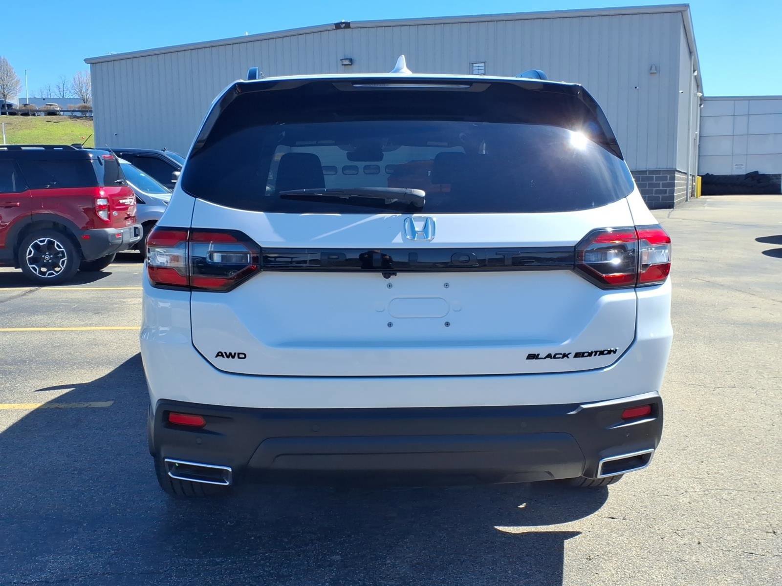 Used 2025 Honda Pilot Black Edition image 3