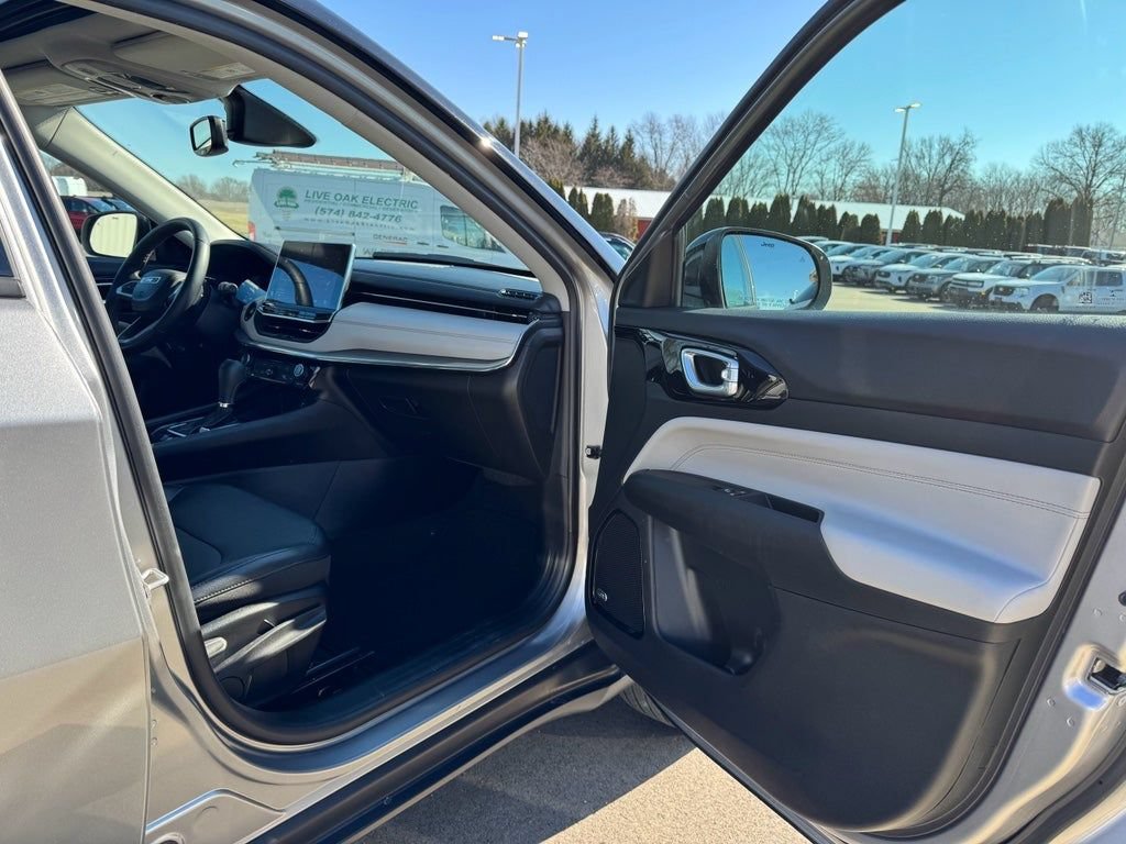 Used 2022 Jeep Compass Limited w/ Sun and Sound Group AWD/4WD image 12