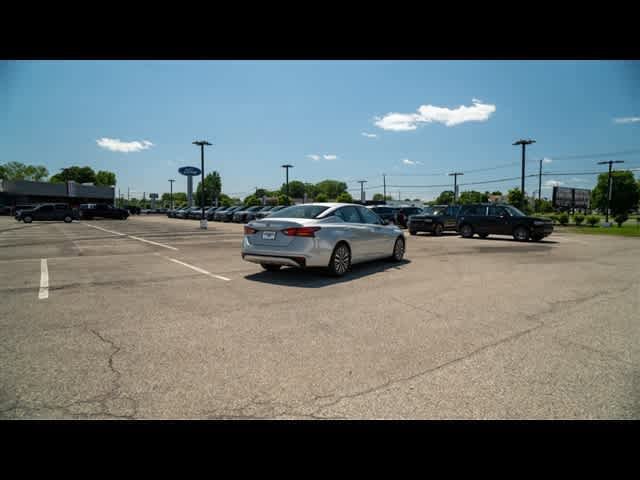 Used 2024 Nissan Altima 2.5 SV FWD image 11